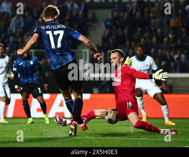 Bergamo, Italien. Mai 2024. Charles de Ketelaere (L) von Atalanta streitet mit Olympique de Marseille Torhüter Pau Lopez im zweiten Legspiel der UEFA Europa League zwischen Atalanta und Olympique de Marseille am 9. Mai 2024 in Bergamo, Italien. Quelle: Str/Xinhua/Alamy Live News Stockfoto