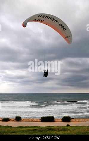 Paragliding / Parasailing in Tel Aviv, Israel. Stockfoto