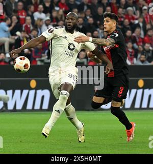 Leverkusen, Deutschland. Mai 2024. Piero Hincapie (R) von Bayer 04 Leverkusen streitet mit Romelu Lukaku von Roma während des zweiten Legspiels der UEFA Europa League zwischen Bayer 04 Leverkusen und Roma am 9. Mai 2024 in Leverkusen. Quelle: Ulrich Hufnagel/Xinhua/Alamy Live News Stockfoto
