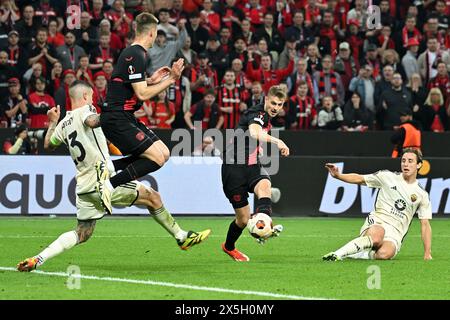 Leverkusen, Deutschland. Mai 2024. Josip Stanisic (2. R) von Bayer 04 Leverkusen schießt beim Halbfinalspiel der UEFA Europa League zwischen Bayer 04 Leverkusen und Roma am 9. Mai 2024 in Leverkusen, Deutschland. Quelle: Ulrich Hufnagel/Xinhua/Alamy Live News Stockfoto