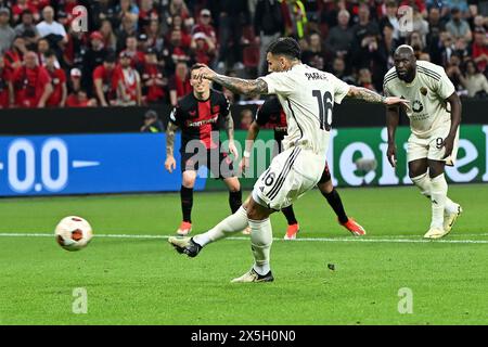 Leverkusen, Deutschland. Mai 2024. Leandro Paredes (Front) von Roma trifft im Halbfinale der UEFA Europa League am 9. Mai 2024 in Leverkusen einen Elfmeterschieß. Quelle: Ulrich Hufnagel/Xinhua/Alamy Live News Stockfoto