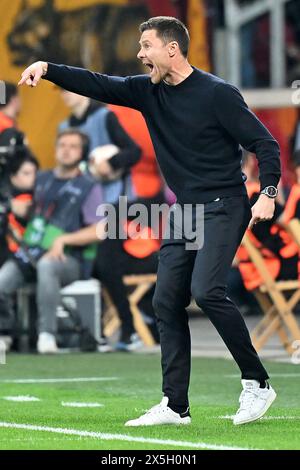 Leverkusen, Deutschland. Mai 2024. Bayer 04 Leverkusens Cheftrainer Xabi Alonso gibt beim Halbfinalspiel der UEFA Europa League zwischen Bayer 04 Leverkusen und Roma am 9. Mai 2024 in Leverkusen Gesten. Quelle: Ulrich Hufnagel/Xinhua/Alamy Live News Stockfoto