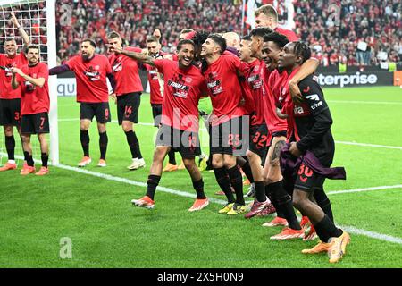 Leverkusen, Deutschland. Mai 2024. Die Spieler von Leverkusen feiern nach dem 2. Legspiel der UEFA Europa League zwischen Bayer 04 Leverkusen und Roma am 9. Mai 2024 in Leverkusen. Quelle: Ulrich Hufnagel/Xinhua/Alamy Live News Stockfoto