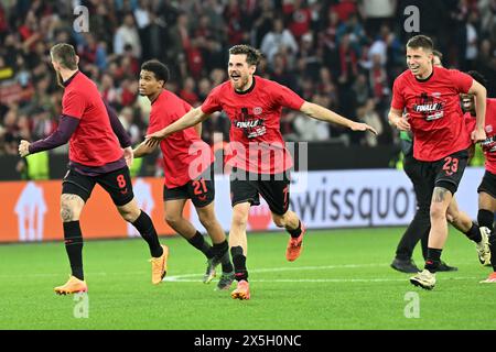 Leverkusen, Deutschland. Mai 2024. Die Spieler von Leverkusen feiern nach dem 2. Legspiel der UEFA Europa League zwischen Bayer 04 Leverkusen und Roma am 9. Mai 2024 in Leverkusen. Quelle: Ulrich Hufnagel/Xinhua/Alamy Live News Stockfoto