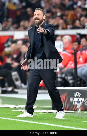 Leverkusen, Deutschland. Mai 2024. Roma-Cheftrainer Daniele de Rossi ist beim Halbfinalspiel der UEFA Europa League zwischen Bayer 04 Leverkusen und Roma am 9. Mai 2024 in Leverkusen. Quelle: Ulrich Hufnagel/Xinhua/Alamy Live News Stockfoto