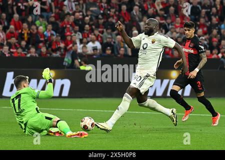 Leverkusen, Deutschland. Mai 2024. Romelu Lukaku (C) von Roma schießt den Ball während des 2. Legs der UEFA Europa League zwischen Bayer 04 Leverkusen und Roma am 9. Mai 2024 in Leverkusen. Quelle: Ulrich Hufnagel/Xinhua/Alamy Live News Stockfoto