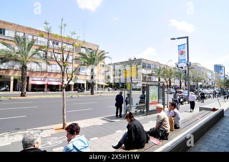 Passagiere, die auf den Bus in der Ibn Gabirol Straße in Tel-Aviv, Israel, warten. Stockfoto