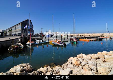 Fischer auf ihrem Boot im alten Jaffa-Hafen in Tel Aviv, Israel. Stockfoto