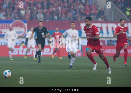 Fußballspiel Tim KLEINDIENST 1. FC Heidenheim überzeugt am Ball, Voith-Arena Fußballstadion, Heidenheim Stockfoto