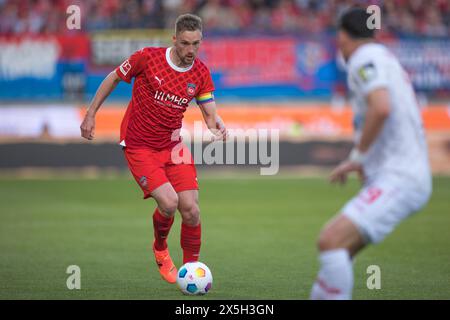 Fußballspiel, Kapitän Patrick MAINKA 1.FC Heidenheim konzentrierte sich auf den Ball, Voith-Arena Fußballstadion Heidenheim Stockfoto