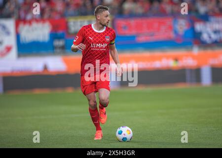 Fußballspiel, Kapitän Patrick MAINKA 1.FC Heidenheim mit Weitblick auf den Ball, Voith-Arena Fußballstadion Heidenheim Stockfoto