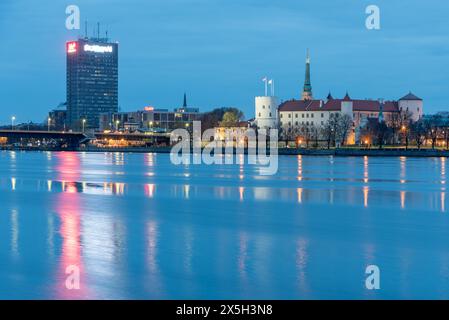 Landwirtschaftsministerium und Rigaer Burg, Sitz des lettischen Präsidenten, morgens zur blauen Stunde, Fluss Daugava, Lichtreflexe, Riga, Lettland Stockfoto