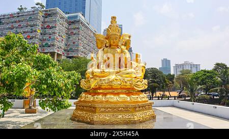 Golden Color Statue von Samudruptse, Gangarama Sima Malaka, Colombo, Sri Lanka. Stockfoto