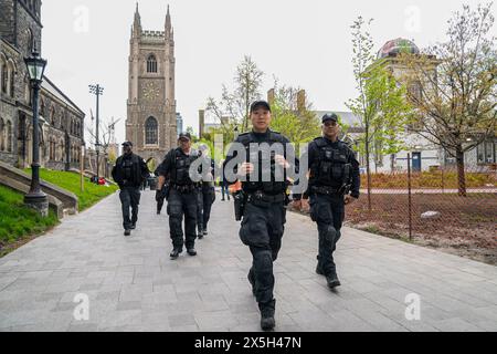 Während des pro-palästinensischen und pro-israelischen Protests kommen weitere Polizisten an. Pro-palästinensische und pro-israelische Demonstranten an der University of Toronto außerhalb des Studentenlager im King College Circle. Studenten und Dozenten, die sich für die palästinensischen Rechte einsetzten, zeigten Banner, die die Not der Palästinenser darstellten, antizionistische und anti-israelische Botschaften, während pro-israelische Proteste Studenten und Unterstützer daran beteiligten, israelische Flaggen zu schwenken und Dialoge zu führen, um Israels Aktionen und Politik zu verteidigen. (Foto: Shawn Goldberg/Sopa Images/SIPA USA) Stockfoto