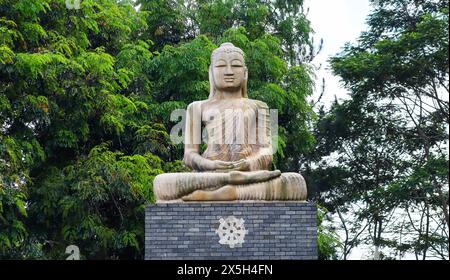 Statue des Buddha vor dem Ambuluwawa Tower, Gampola, Kandy, Sri Lanka Stockfoto