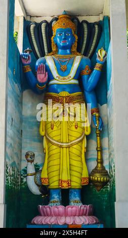 Statue von Lord Vishnu auf dem Campus des Ambuluwawa Tower, Gampola, Kandy, Sri Lanka Stockfoto