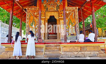 Menschen, die das Gebet an Buddha, Heilige Stadt Kandy, Kandy, Sri Lanka, opfern. Stockfoto