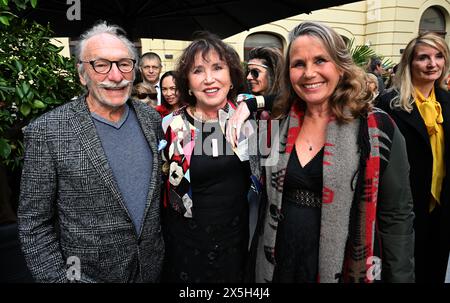 München, Deutschland. Mai 2024. Regisseur Franz Xaver Kroetz (l-r), Dunja Siegel und Marie Theres Relin nehmen an der Münchner Premiere des Ralph Siegel Musicals „ein bisschen Frieden“ am Deutschen Theater Teil. Quelle: Felix Hörhager/dpa/Alamy Live News Stockfoto