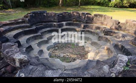 Aber Lotus Pond oder Nelum Pokuna, Polonnaruwa Ancient City, Polonnaruwa, Sri Lanka. Stockfoto