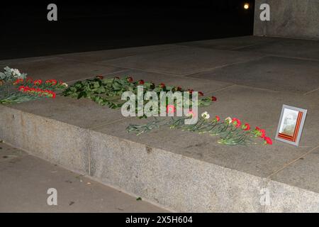 Melbourne, Australien. Mai 2024. Blumen zum Gedenken an die sowjetischen Lote am Siegestag werden am Schrein der Erinnerung gesehen. Mitglieder der russischen Gemeinde versammelten sich zum Gedenken an den Tag des Sieges im Großen Vaterländischen Krieg 1941-1945 am Schrein der Erinnerung, um Blumen für die gefallenen Soldaten am späten Abend des 9. Mai zu legen. Quelle: SOPA Images Limited/Alamy Live News Stockfoto