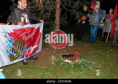 Melbourne, Australien. Mai 2024. Eine Gruppe von Menschen, die am 9. Mai im Großen Vaterländischen Krieg durch die Sowjetunion gedenken, halten ein Banner am Schrein der Erinnerung. Mitglieder der russischen Gemeinde versammelten sich zum Gedenken an den Tag des Sieges im Großen Vaterländischen Krieg 1941-1945 am Schrein der Erinnerung, um Blumen für die gefallenen Soldaten am späten Abend des 9. Mai zu legen. (Foto: Alexander Bogatyrev/SOPA Image/SIPA USA) Credit: SIPA USA/Alamy Live News Stockfoto