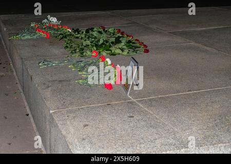 Melbourne, Australien. Mai 2024. Blumen zum Gedenken an die sowjetischen Lote am Siegestag werden am Schrein der Erinnerung gesehen. Mitglieder der russischen Gemeinde versammelten sich zum Gedenken an den Tag des Sieges im Großen Vaterländischen Krieg 1941-1945 am Schrein der Erinnerung, um Blumen für die gefallenen Soldaten am späten Abend des 9. Mai zu legen. Quelle: SOPA Images Limited/Alamy Live News Stockfoto