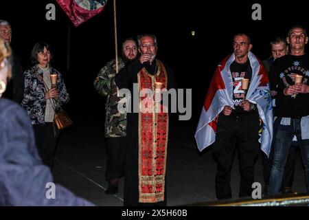 Melbourne, Australien. Mai 2024. Der russisch-orthodoxe Priester führt eine Zeremonie während der Gedenkfeier zum Siegestag im Heiligtum der Erinnerung durch. Mitglieder der russischen Gemeinde versammelten sich zum Gedenken an den Tag des Sieges im Großen Vaterländischen Krieg 1941-1945 am Schrein der Erinnerung, um Blumen für die gefallenen Soldaten am späten Abend des 9. Mai zu legen. Quelle: SOPA Images Limited/Alamy Live News Stockfoto