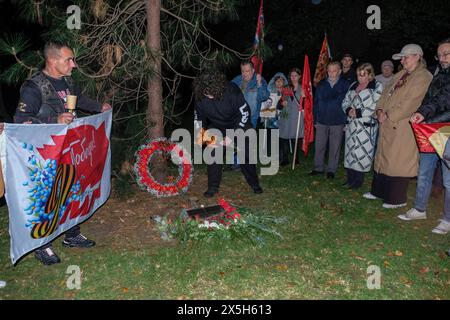 Melbourne, Australien. Mai 2024. Eine Gruppe von Menschen, die am 9. Mai im Großen Vaterländischen Krieg durch die Sowjetunion gedenken, halten ein Banner am Schrein der Erinnerung. Mitglieder der russischen Gemeinde versammelten sich zum Gedenken an den Tag des Sieges im Großen Vaterländischen Krieg 1941-1945 am Schrein der Erinnerung, um Blumen für die gefallenen Soldaten am späten Abend des 9. Mai zu legen. Quelle: SOPA Images Limited/Alamy Live News Stockfoto