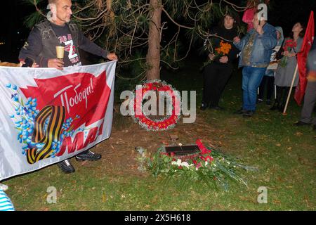 Melbourne, Australien. Mai 2024. Eine Gruppe von Menschen, die am 9. Mai im Großen Vaterländischen Krieg durch die Sowjetunion gedenken, halten ein Banner am Schrein der Erinnerung. Mitglieder der russischen Gemeinde versammelten sich zum Gedenken an den Tag des Sieges im Großen Vaterländischen Krieg 1941-1945 am Schrein der Erinnerung, um Blumen für die gefallenen Soldaten am späten Abend des 9. Mai zu legen. Quelle: SOPA Images Limited/Alamy Live News Stockfoto