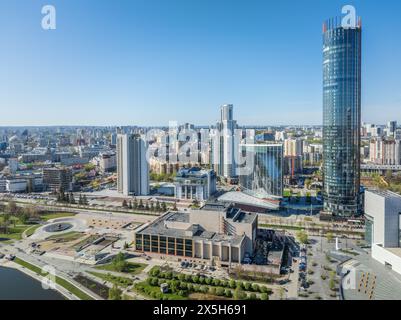 Jekaterinburg-Stadt mit Gebäuden der Regionalregierung und des Parlaments, Dramatisches Theater, Iset-Turm, Yeltsin-Zentrum, Panoramablick bei Sonnenuntergang im Sommer Stockfoto