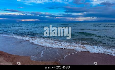 Große Wellen in einem stürmischen Meer. Gewitterwolken. Kirgisistan, Issyk-Kul-See Stockfoto