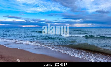 Große Wellen in einem stürmischen Meer. Gewitterwolken. Kirgisistan, Issyk-Kul-See Stockfoto