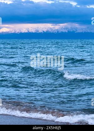 Große Wellen in einem stürmischen Meer. Gewitterwolken. Kirgisistan, Issyk-Kul-See Stockfoto