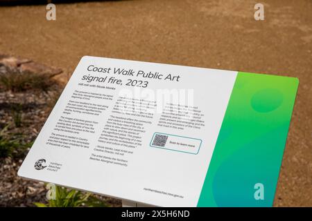 Signalfeuer öffentliche Kunstwerke auf dem Curl Curl to Freshwater Beach Walk, inspirierte kaufen Sie Aborigines Feuerzeichen von News, Sydney, NSW, Australien Stockfoto