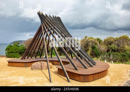 Signalfeuer öffentliche Kunstwerke auf dem Curl Curl to Freshwater Beach Walk, inspirierte kaufen Sie Aborigines Feuerzeichen von News, Sydney, NSW, Australien Stockfoto