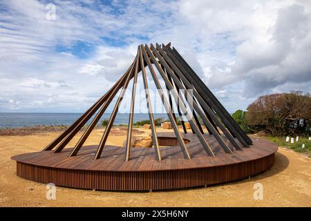 Signalfeuer öffentliche Kunstwerke auf dem Curl Curl to Freshwater Beach Walk, inspirierte kaufen Sie Aborigines Feuerzeichen von News, Sydney, NSW, Australien Stockfoto