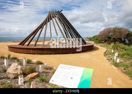 Signalfeuer öffentliche Kunstwerke auf dem Curl Curl to Freshwater Beach Walk, inspirierte kaufen Sie Aborigines Feuerzeichen von News, Sydney, NSW, Australien Stockfoto