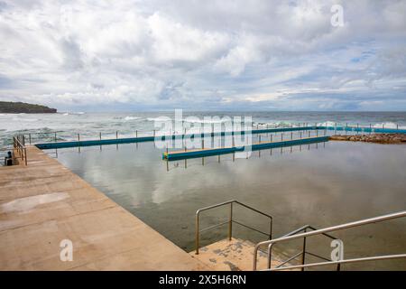 Ocean Rockpool, South Curl Beach Rockpool am stürmischen Herbsttag, sodass der Pool ruhig und leer ist, Sydney, NSW, Australien Stockfoto