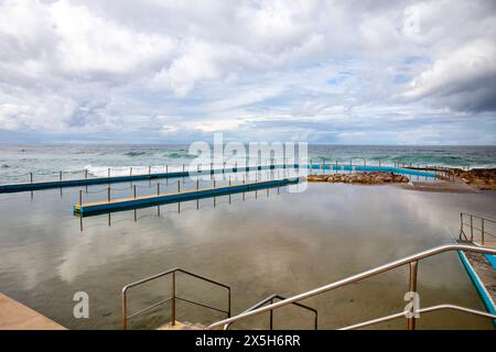 Ocean Rockpool, South Curl Beach Rockpool am stürmischen Herbsttag, sodass der Pool ruhig und leer ist, Sydney, NSW, Australien Stockfoto