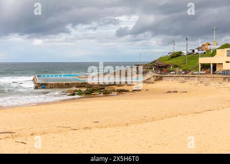 Ocean Rockpool, South Curl Beach Rockpool am stürmischen Herbsttag, sodass der Pool ruhig und leer ist, Sydney, NSW, Australien Stockfoto