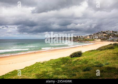 Curl Curl Beach einer von Sydneys nördlichen Stränden mit Blick nach Süden entlang des Strandes nach North Head Manly, Sydney, NSW, Australien am herbstlichen stürmischen Tag Stockfoto