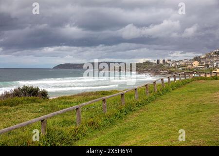 Curl Curl Beach einer von Sydneys nördlichen Stränden mit Blick nach Süden entlang des Strandes nach North Head Manly, Sydney, NSW, Australien am herbstlichen stürmischen Tag Stockfoto
