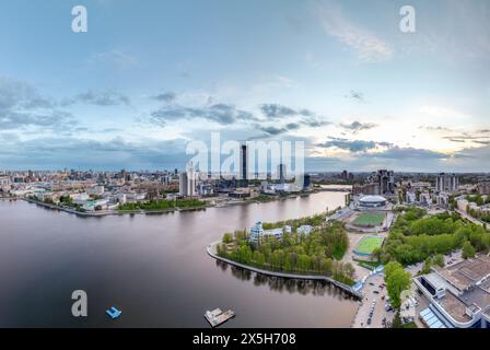 Jekaterinburg-Stadt mit Gebäuden der Regionalregierung und des Parlaments, Dramatisches Theater, Iset-Turm, Yeltsin-Zentrum, Panoramablick bei Sonnenuntergang im Sommer Stockfoto