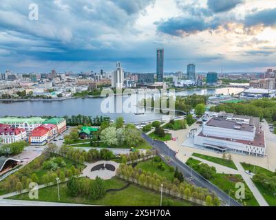 Jekaterinburg-Stadt mit Gebäuden der Regionalregierung und des Parlaments, Dramatisches Theater, Iset-Turm, Yeltsin-Zentrum, Panoramablick bei Sonnenuntergang im Sommer Stockfoto