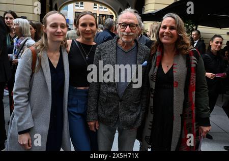 München, Deutschland. Mai 2024. Die Töchter Magdalena und Josephine, Regisseur Franz Xaver Kroetz und Marie Theres Relin nehmen an der Münchner Uraufführung des Ralph Siegel Musicals „ein bisschen Frieden“ am Deutschen Theater Teil. Quelle: Felix Hörhager/dpa/Alamy Live News Stockfoto