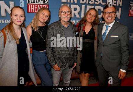 München, Deutschland. Mai 2024. Die Töchter Magdalena und Josephine, Regisseur Franz Xaver Kroetz, Marie Theres Relin und Thomas Linsmayer, Leiter des Deutschen Theaters, stehen vor der Münchner Premiere des Ralph Siegel Musicals „ein bisschen Frieden“ auf dem roten Teppich des Deutschen Theaters. Quelle: Felix Hörhager/dpa/Alamy Live News Stockfoto