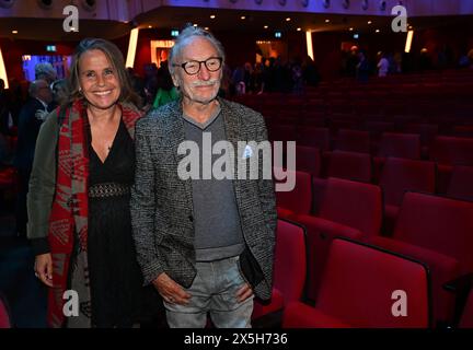 München, Deutschland. Mai 2024. Regisseur Franz Xaver Kroetz und Marie Theres Relin gehen in der Pause der Münchner Premiere des Ralph Siegel Musicals „ein bisschen Frieden“ im Deutschen Theater durch die Stühle. Quelle: Felix Hörhager/dpa/Alamy Live News Stockfoto