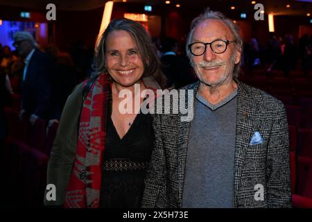 München, Deutschland. Mai 2024. Regisseur Franz Xaver Kroetz und Marie Theres Relin gehen in der Pause der Münchner Premiere des Ralph Siegel Musicals „ein bisschen Frieden“ im Deutschen Theater durch die Stühle. Quelle: Felix Hörhager/dpa/Alamy Live News Stockfoto