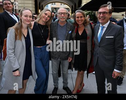 München, Deutschland. Mai 2024. Die Töchter Magdalena und Josephine, Regisseur Franz Xaver Kroetz, Marie Theres Relin und Thomas Linsmayer, Leiter des Deutschen Theaters, stehen vor der Münchner Premiere des Ralph Siegel Musicals „ein bisschen Frieden“ im Innenhof des Deutschen Theaters. Quelle: Felix Hörhager/dpa/Alamy Live News Stockfoto