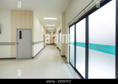 Korridor zwischen verschiedenen Räumen im Krankenhaus. Medizinischer Operationsraum und Lagerraum für Patientenproben. Stockfoto